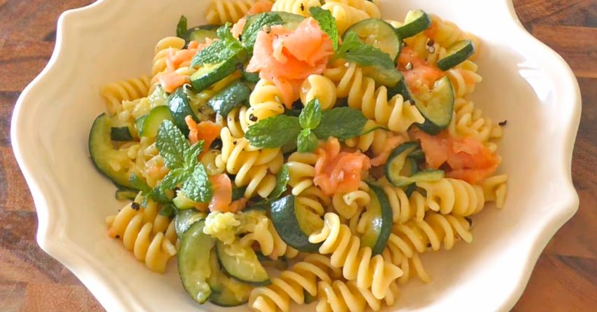 Pasta fredda con salmone e zucchine: la ricetta del primo piatto estivo
