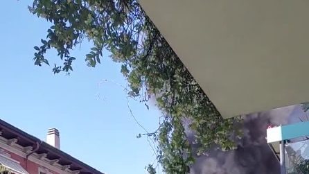 Milano, camion dei rifiuti si incendia ad Affori: intervengono i vigili del fuoco