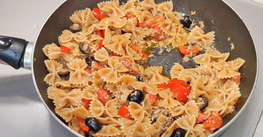 Farfalle integrali con tonno, pomodorini e olive: il primo piatto ...