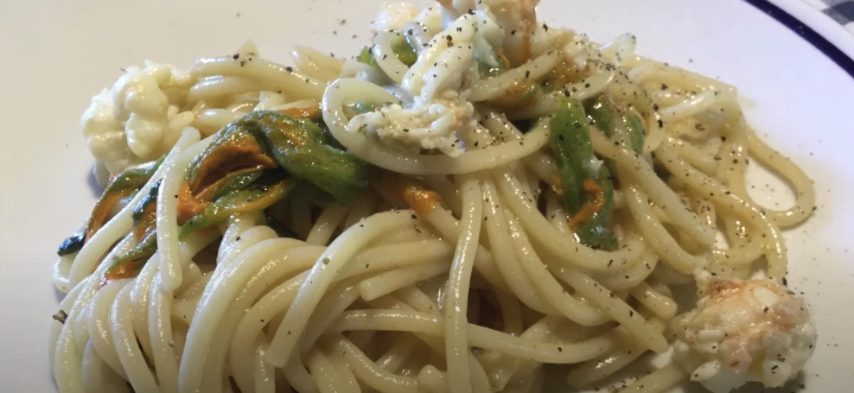 Spaghettoni con scampi e fiori di zucca: la ricetta del primo piatto ...