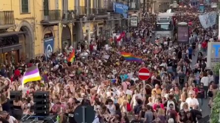 Napoli Pride 2023, la marea arcobaleno sfila per le strade della città