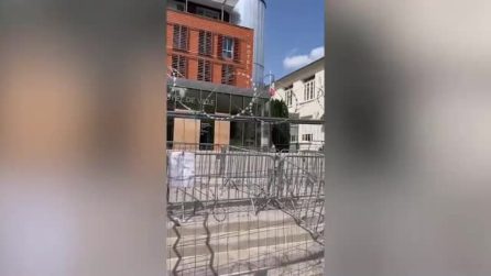 Francia, Sindaco è in municipio, rivoltosi attaccano casa: feriti moglie e figli:
