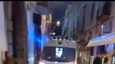 Vietri, ambulanza bloccata da tavolini e sedie: costretta alla retromarcia
