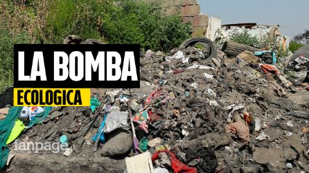 Roghi e rifiuti nell'ex campo Rom di Ponticelli: "È una bomba ecologica, ma sversano le aziende"