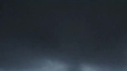 Tromba d'aria a Milano, un tornando si alza su Cernusco sul Naviglio: si temono danni