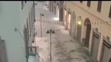 Fiume di ghiaccio scorre per le vie di Seregno: le immagini della forte grandinata in Brianza