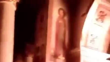Bombe russe a Odessa nella notte, distrutta la cattedrale ortodossa tra fiamme e macerie