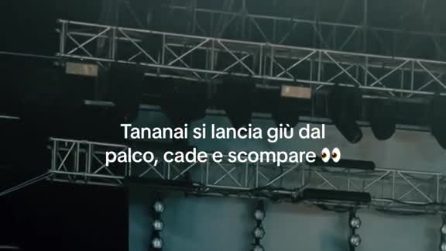 Tananai cade dal palco, poi commenta: "Domani vediamo mi sono spaccato qualcosa"