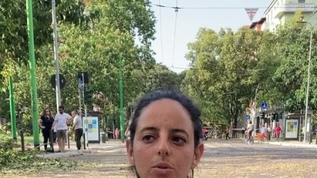 Gli attivisti di Ultima Generazione bloccano Via Lomellina: la protesta dopo i danni del nubifragio a Milano