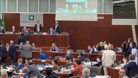 Il presidente Romani non fa intervenire l'opposizione: rissa al consiglio regionale della Lombardia