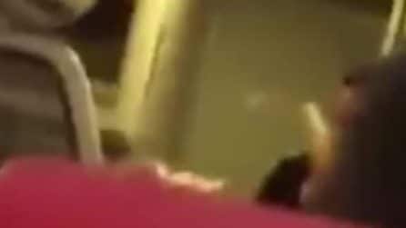 Steward canta una canzone di Ed Sheeran in volo: il video di un passeggero a bordo