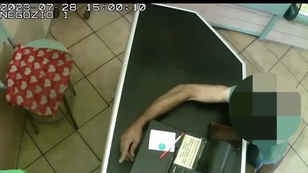 La telecamera riprende il ladro con le mani nel sacco: uomo entra nel forno e scappa con l'incasso
