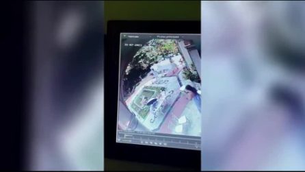 Influencer affitta una villa storica a Varese per le vacanze e distrugge una statua di Enrico Butti