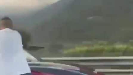 Il video di un uomo che prende a calci e pugni la volante dei carabinieri sulla statale 38 a Sondio