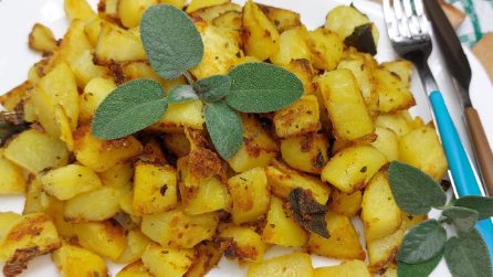 Patate in padella: la ricetta per averle croccanti e saporite senza forno