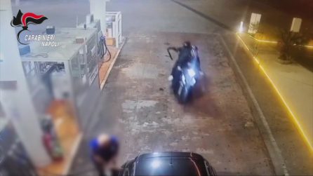 Rapina nel distributore di benzina a Sant'Antimo con fucile e pistola, presi tre giovanissimi