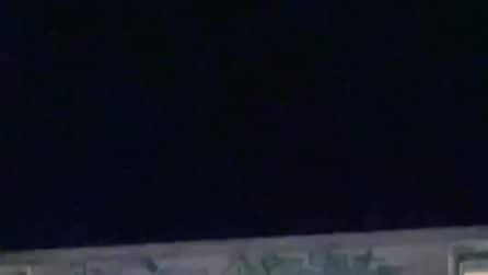 Tre ragazzi imbrattano l'arco della Galleria Vittorio Emanuele II di Milano con vernice spray