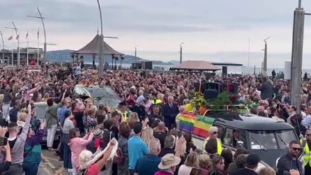 I funerali di Sinead O'Connor: il corteo dei fan per l'ultimo saluto