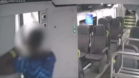 Assaltano un treno con il machete, tengono in ostaggio e rapinano i passeggeri: arrestati 4 ventenni