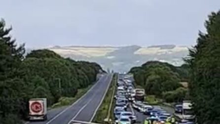 Aereo in avaria effettua un atterraggio di emergenza nel traffico della tangenziale