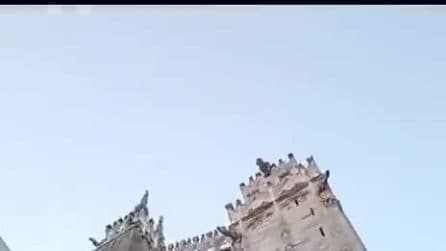 Si arrampicano sul Duomo e raggiungono quasi la Madonnina: le immagini dei due ragazzi