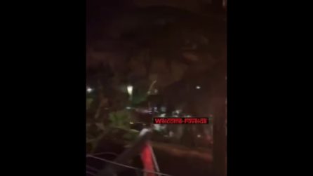 Camper esplode e si incendia a Roma, anche il palazzo prende fuoco