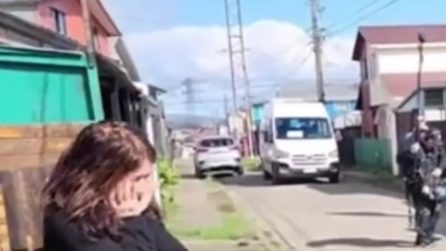 Dopo 42 anni riabbraccia la madre biologica: era stato rapito in culla e dato in adozione