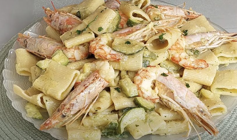 Mezzi paccheri con zucchine e gamberi: il primo piatto saporito da provare