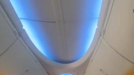 Gianni Morandi improvvisa uno show in aereo e canta davanti ai passeggeri