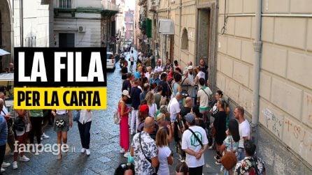 Napoli, in fila per la Carta acquisti spesa: "Cattiveria sociale abolire il Reddito di cittadinanza"
