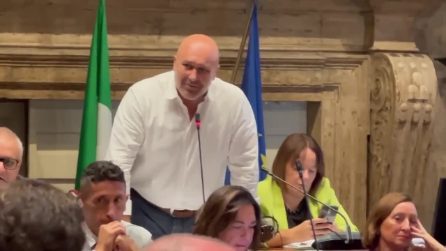 Terni, il sindaco Bandecchi aggredisce gli esponenti dell'opposizione durante il Consiglio comunale