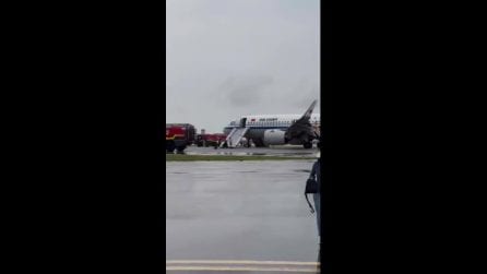 Fiamme e fumo sull'aereo: i video dell'atterraggio di emergenza a Singapore