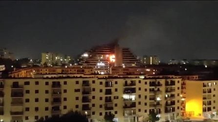 Incendio alla Vela Rossa di Scampia, arrivano i vigili del fuoco