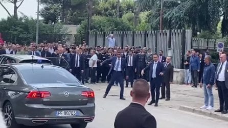 Arriva Giorgia Meloni a Caivano, urla e contestazioni al Parco Verde