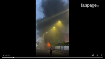 Napoli, incendio in un capannone a Barra: fumo nero sul quartiere