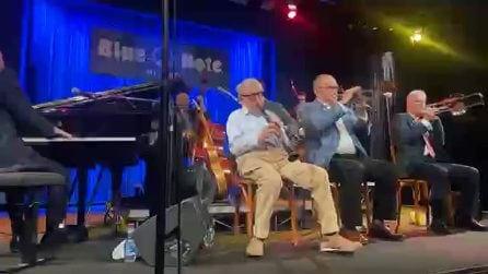Woody Allen suona il clarinetto al Blue Note a Milano: l'esibizione del regista