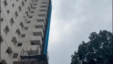 Il disagio delle torri Aler di Gratosoglio a Milano: cantieri interrotti, finestre rotte e materiali abbandonati