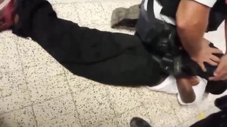 Belgio, bimbo di 9 anni immobilizzato a terra dalle forze dell'ordine in una scuola elementare