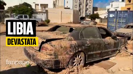 Libia devastata dall'alluvione, in un'auto distrutta spunta un certificato di laurea