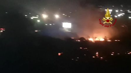 Fiamme vicino alle case, famiglie evacuate nel Palermitano: le immagini dei roghi