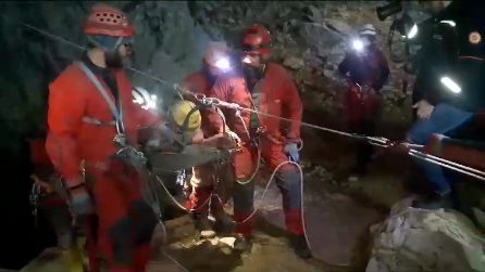 Lo speleologo americano bloccato in una grotta in Turchia è salvo: le immagini dell'operazione