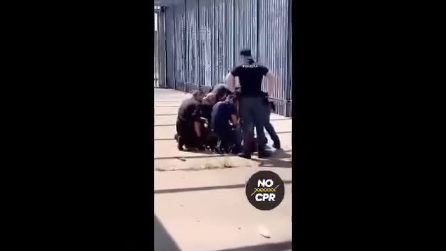 Un ragazzo è stato aggredito da alcuni poliziotti all'interno del Cpr di Milano