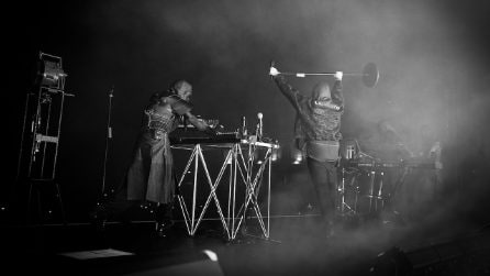 Liberato canta Nove Maggio con Calcutta a Piazza del Plebiscito a Napoli