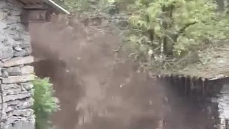Maltempo in Lombardia, un torrente di fango invade le strade di Blevio