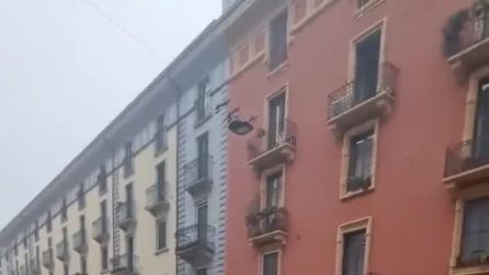 Tifosi del Newcastle nuotano sul pavimento bagnato dei Navigli: la scena del tuffo