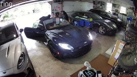 I ladri entrano nel garage e rubano l'Aston Martin, il video