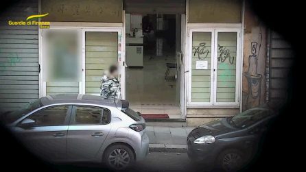 Ripulivano i soldi della droga nei negozi cinesi di vestiti all'Esquilino: 33 arresti