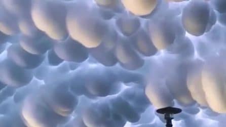 Le nubi mammatus in Cina regalano uno spettacolo suggestivo
