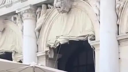 Pugni, spintoni e sediate: il video della rissa tra camerieri e clienti in piazza San Marco