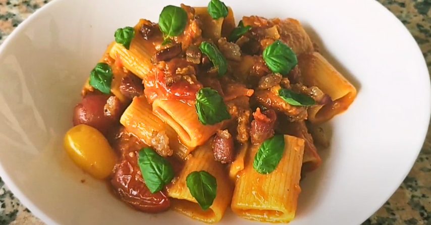 Mezze maniche con pomodorini e salsiccia: la ricetta del primo piatto ...